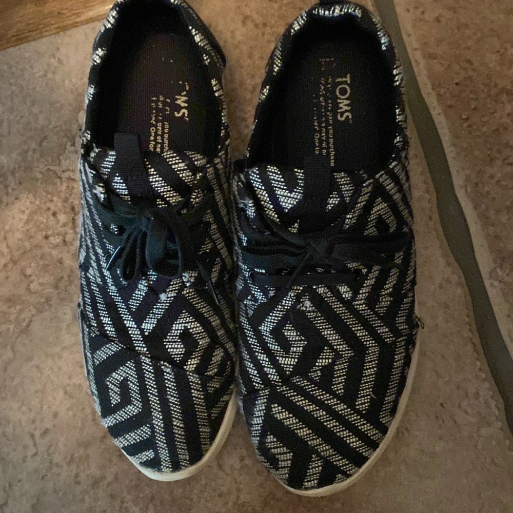 Women’s Tom’s tennis shoes